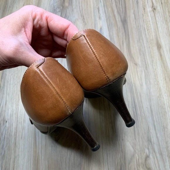 COACH “Mandel” Tan Leather Heels Pumps Silver Buckle Closed Toe Women’s Size 9 - Picture 7 of 10